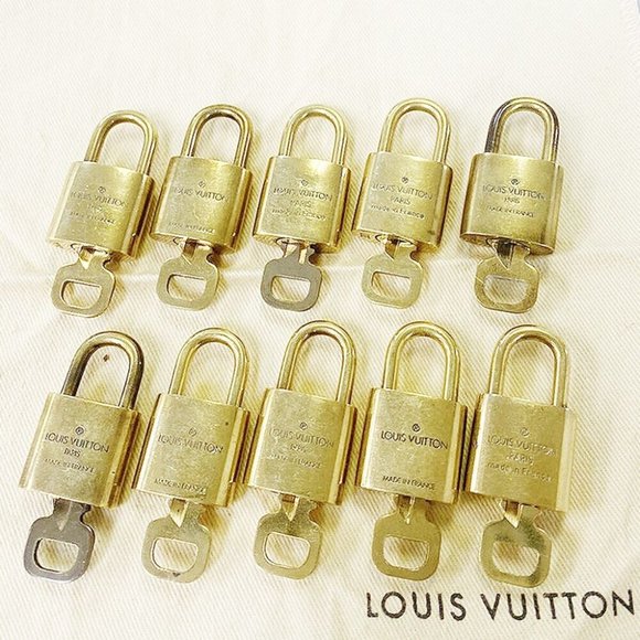 LOUIS VUITTON LV 10 SET PADLOCK KEY BAG CHARM CADENA GOLD-PLATED FRANCE 80MT810 - Picture 2 of 4